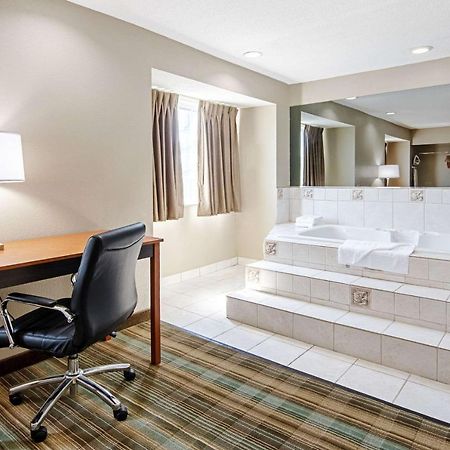 Quality Inn & Suites I-81 Exit 7 ブリストル エクステリア 写真