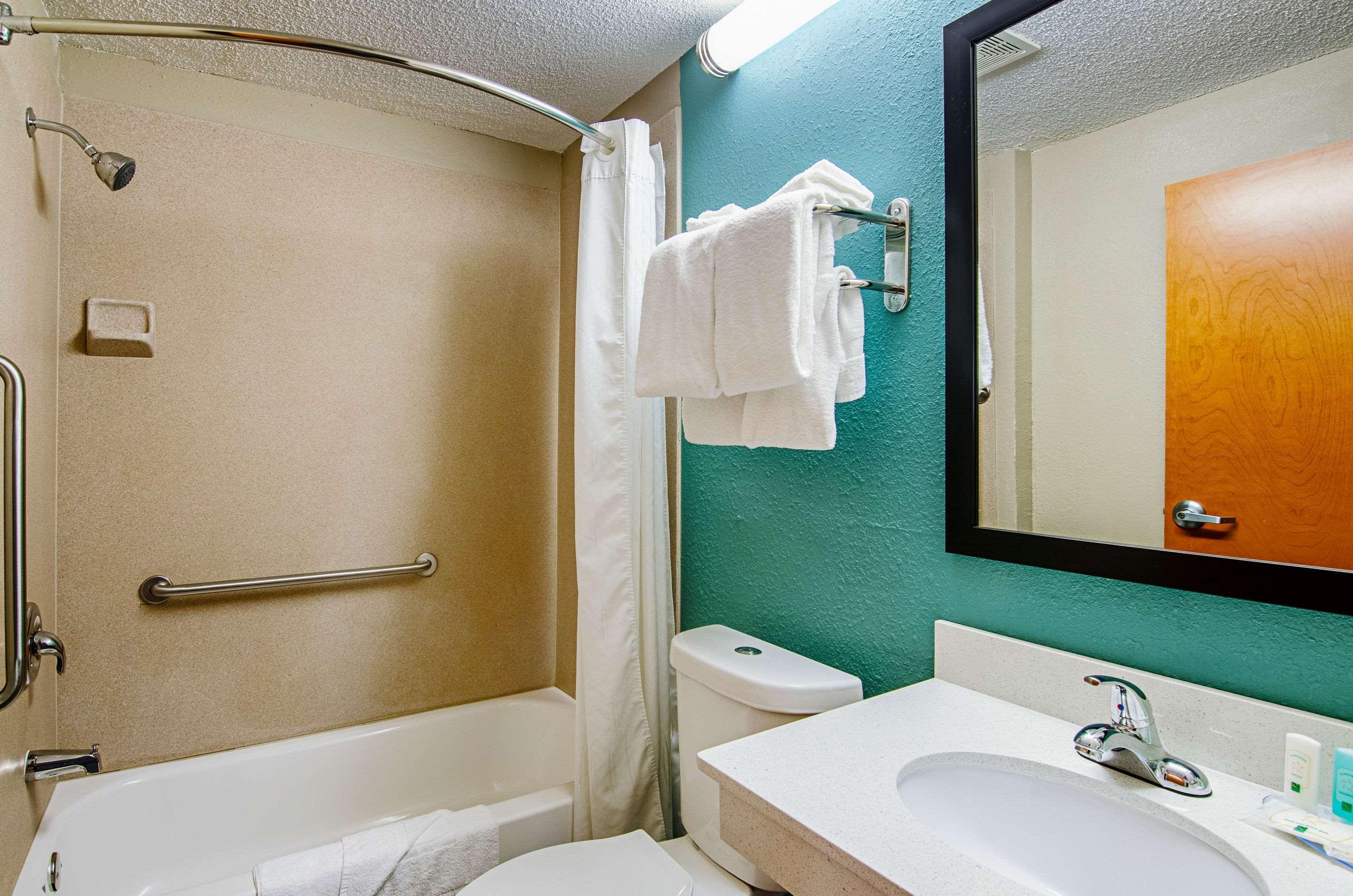 Quality Inn & Suites I-81 Exit 7 ブリストル エクステリア 写真
