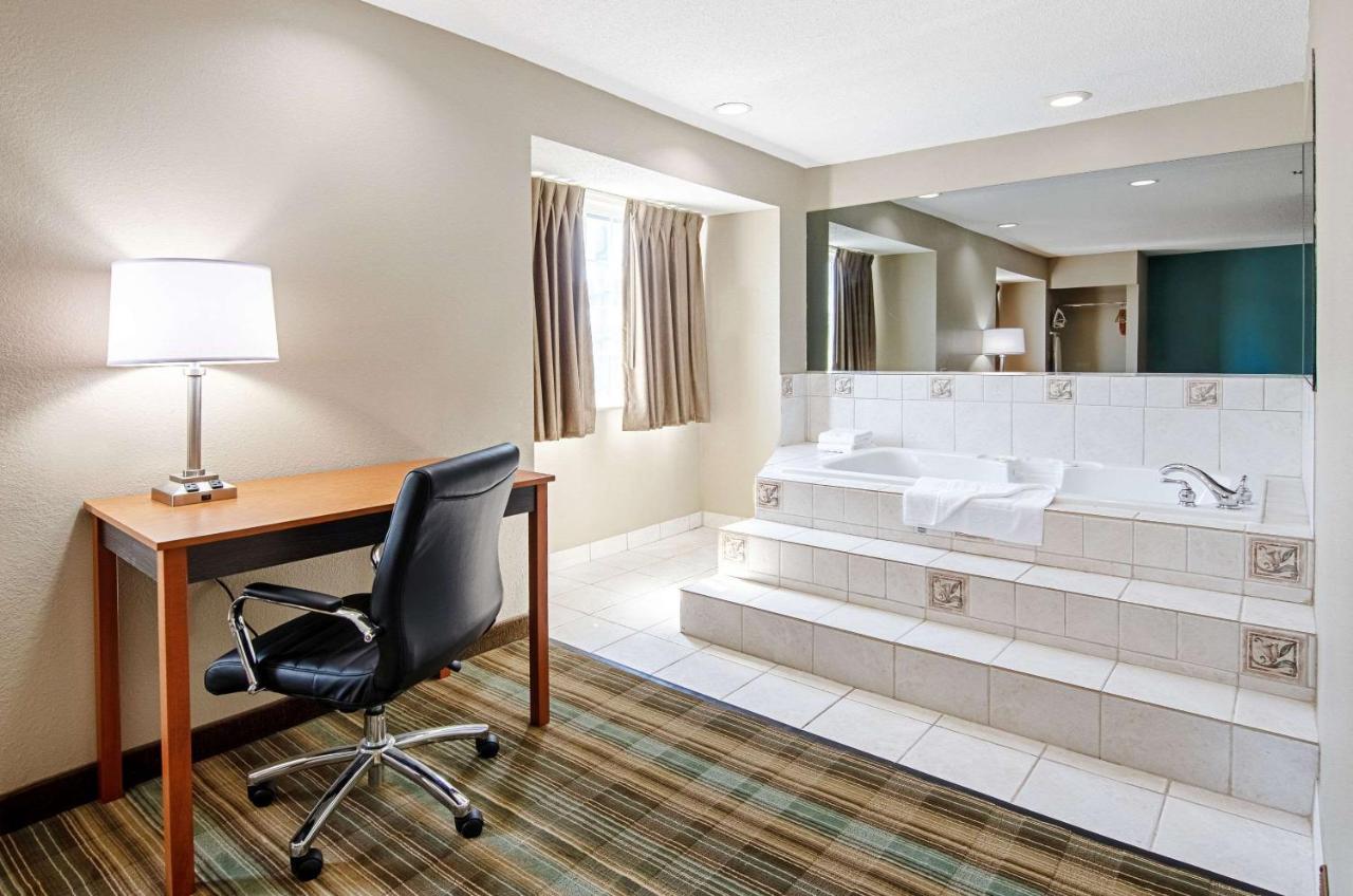 Quality Inn & Suites I-81 Exit 7 ブリストル エクステリア 写真