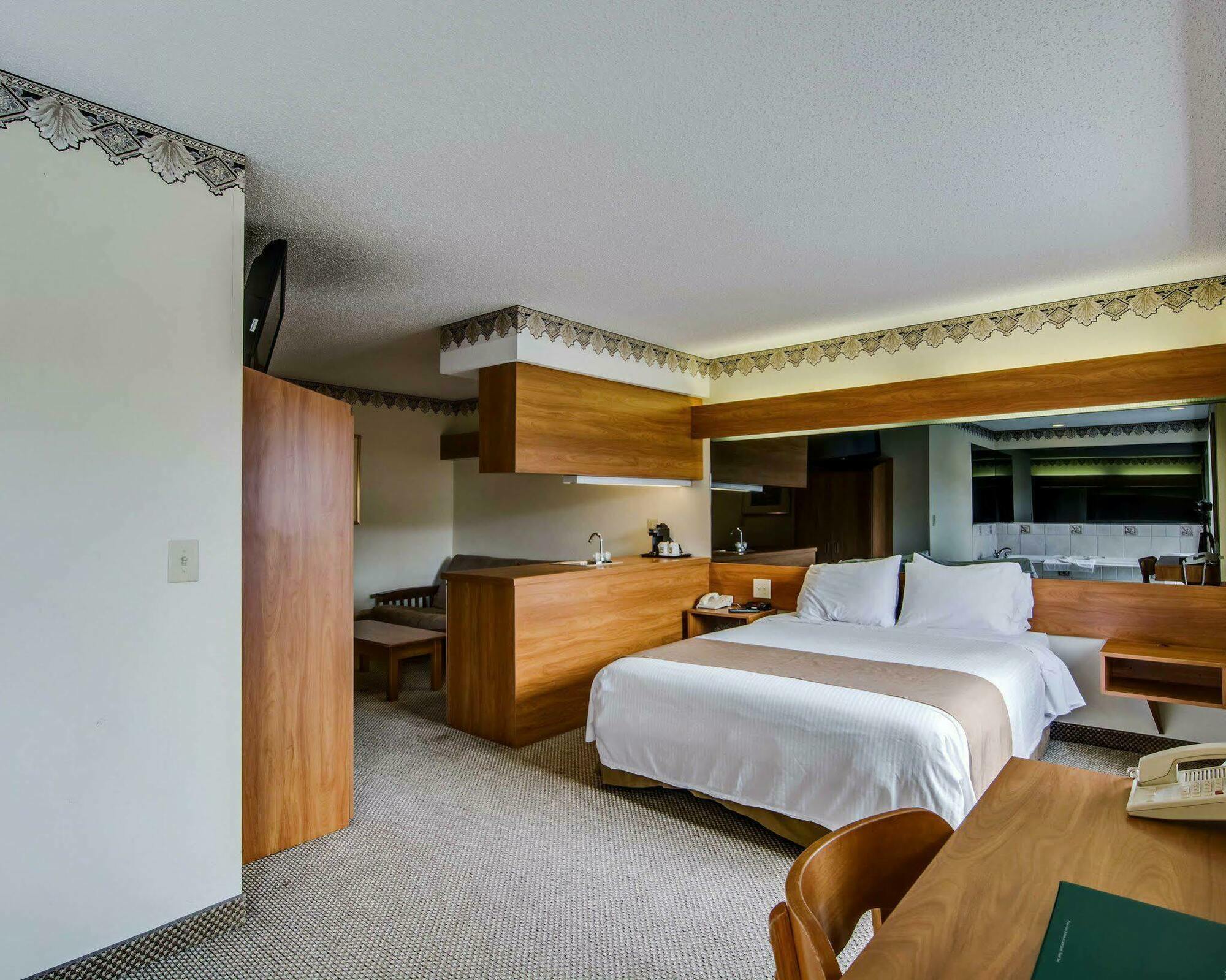 Quality Inn & Suites I-81 Exit 7 ブリストル エクステリア 写真